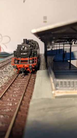 Bahnsteig am Gleis mit Lok