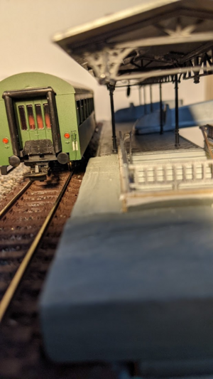 Bahnsteig am Gleis mit Reko-Personenwagen