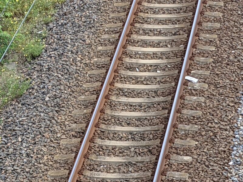 Datei:Kaiserdamm-Bruecke Betonschwellen-alter-Bahndamm.jpg