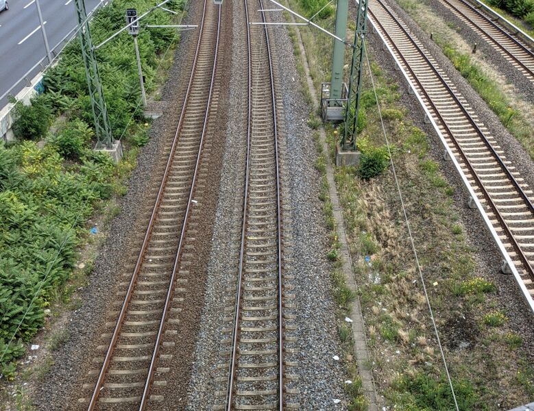 Datei:Kaiserdamm-Bruecke Betonschwellen-0-Bahndaemme.jpg