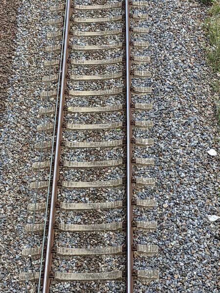 Datei:Kaiserdamm-Bruecke Betonschwellen-Bahndamm-erneuert.jpg